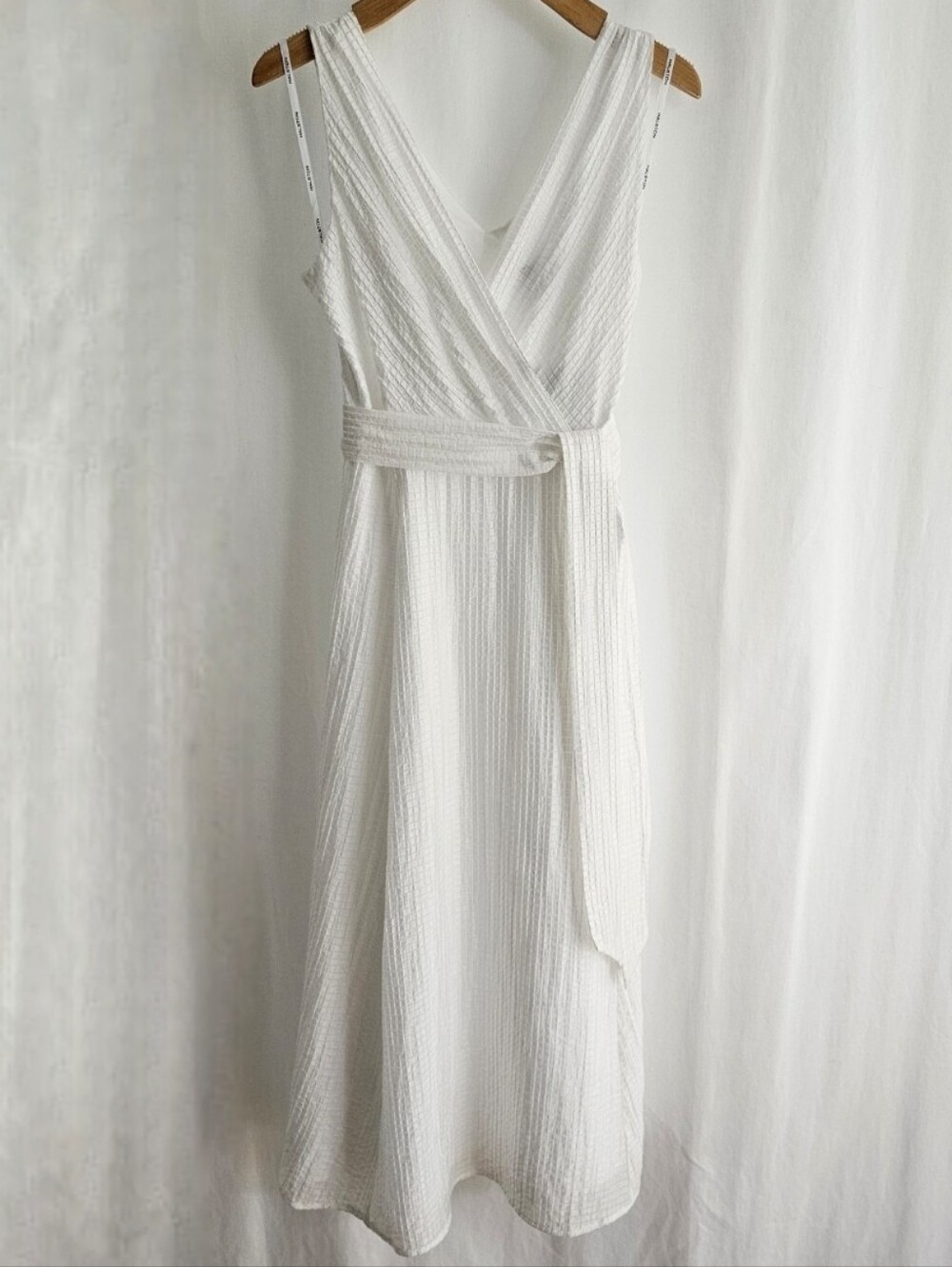 Halston White Sleeveless Seersucker Belted Flare Midi Dress - Picture 4 of 16